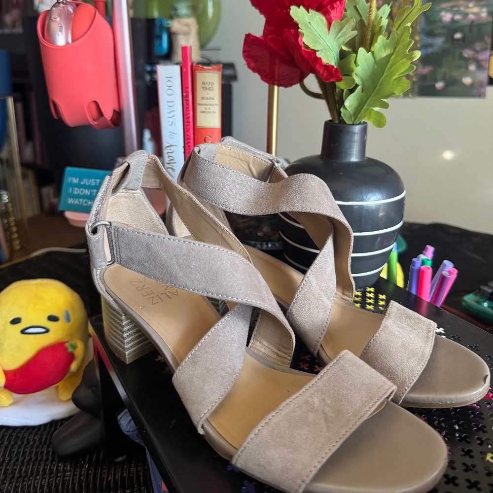 COMFY BLOCK HEEL SANDALS.